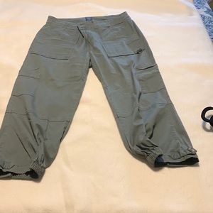 Jockey capris with elastic at mid-shins in khaki